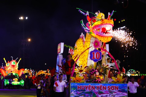 Vui hết cỡ ở lễ hội Trung thu lớn nhất Việt Nam - Ảnh 2. Vui hết cỡ ở lễ hội Trung thu lớn nhất Việt Nam - Ảnh 2.