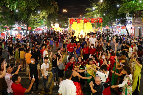 Vui hết cỡ ở lễ hội Trung thu lớn nhất Việt Nam - Ảnh 4. Vui hết cỡ ở lễ hội Trung thu lớn nhất Việt Nam - Ảnh 4.