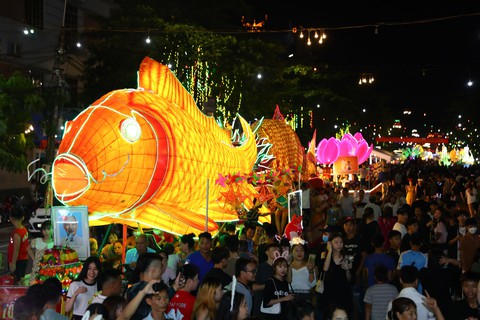 Vui hết cỡ ở lễ hội Trung thu lớn nhất Việt Nam - Ảnh 1. Vui hết cỡ ở lễ hội Trung thu lớn nhất Việt Nam - Ảnh 1.