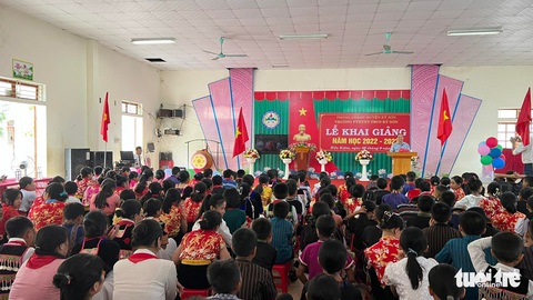 Nhiều trường ở huyện biên giới Nghệ An khai giảng muộn do mưa lũ - Ảnh 4. Nhiều trường ở huyện biên giới Nghệ An khai giảng muộn do mưa lũ - Ảnh 4.