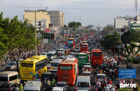Khai giảng ngày đầu tuần, nhiều đường phố ở TP.HCM chật như nêm - Ảnh 1. Khai giảng ngày đầu tuần, nhiều đường phố ở TP.HCM chật như nêm - Ảnh 1.