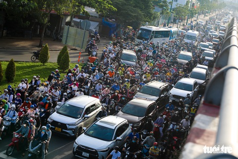 Khai giảng ngày đầu tuần, nhiều đường phố ở TP.HCM chật như nêm - Ảnh 2. Khai giảng ngày đầu tuần, nhiều đường phố ở TP.HCM chật như nêm - Ảnh 2.