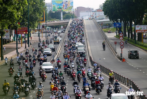 Khai giảng ngày đầu tuần, nhiều đường phố ở TP.HCM chật như nêm - Ảnh 3. Khai giảng ngày đầu tuần, nhiều đường phố ở TP.HCM chật như nêm - Ảnh 3.