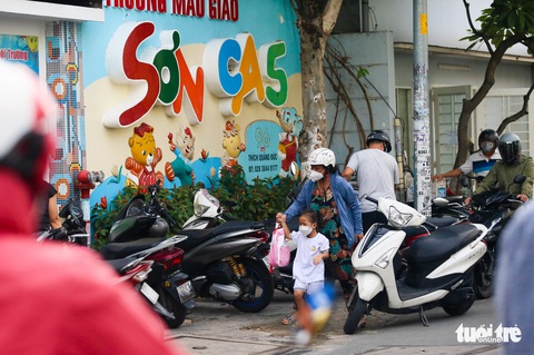 Khai giảng ngày đầu tuần, nhiều đường phố ở TP.HCM chật như nêm - Ảnh 6. Khai giảng ngày đầu tuần, nhiều đường phố ở TP.HCM chật như nêm - Ảnh 6.