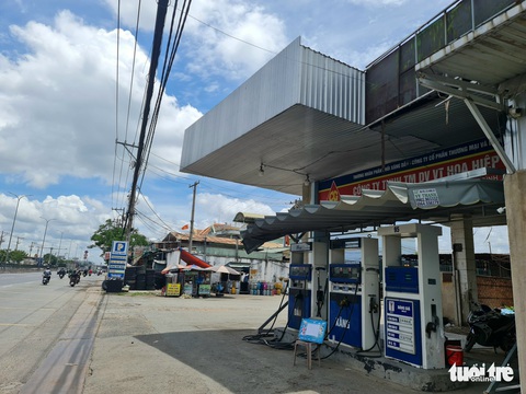 TP.HCM: 3/4 cây xăng trên đoạn đường ngắn báo hết hàng - Ảnh 1. TP.HCM: 3/4 cây xăng trên đoạn đường ngắn báo hết hàng - Ảnh 1.