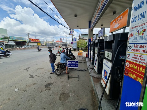 TP.HCM: 3/4 cây xăng trên đoạn đường ngắn báo hết hàng - Ảnh 3. TP.HCM: 3/4 cây xăng trên đoạn đường ngắn báo hết hàng - Ảnh 3.