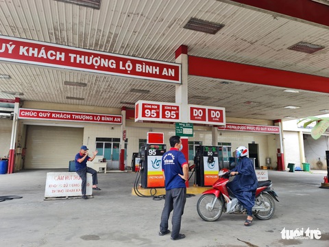 TP.HCM: 3/4 cây xăng trên đoạn đường ngắn báo hết hàng - Ảnh 2. TP.HCM: 3/4 cây xăng trên đoạn đường ngắn báo hết hàng - Ảnh 2.