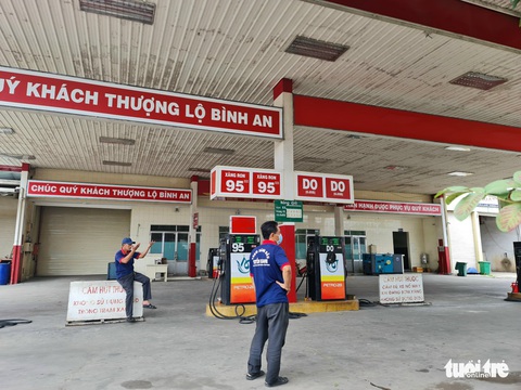 Cửa hàng xăng có xăng trở lại, người bán vui như người mua - Ảnh 2. Cửa hàng xăng có xăng trở lại, người bán vui như người mua - Ảnh 2.