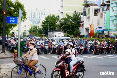 Khai giảng ngày đầu tuần, nhiều đường phố ở TP.HCM chật như nêm - Ảnh 4. Khai giảng ngày đầu tuần, nhiều đường phố ở TP.HCM chật như nêm - Ảnh 4.