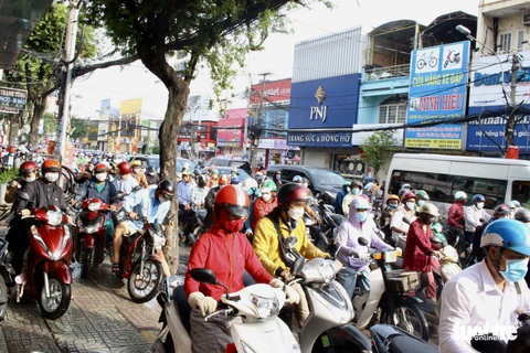 Khai giảng ngày đầu tuần, nhiều đường phố ở TP.HCM chật như nêm - Ảnh 5. Khai giảng ngày đầu tuần, nhiều đường phố ở TP.HCM chật như nêm - Ảnh 5.