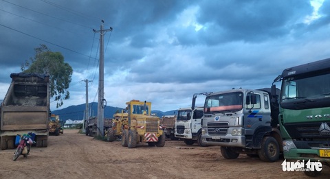 Các nhà thầu làm cao tốc cũng sốt ruột tìm dầu - Ảnh 1. Các nhà thầu làm cao tốc cũng sốt ruột tìm dầu - Ảnh 1.