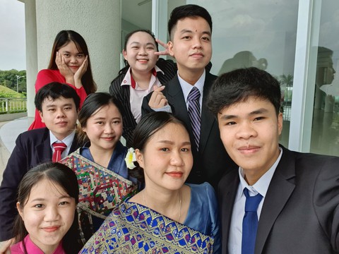 Sinh viên Lào mong quê hương sẽ phát triển như Việt Nam - Ảnh 1. Sinh viên Lào mong quê hương sẽ phát triển như Việt Nam - Ảnh 1.