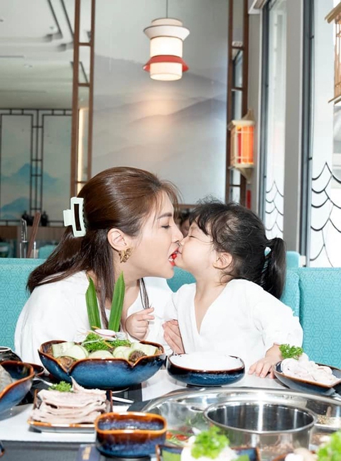 Ảnh vui sao Việt 5-9: Hai ‘nàng thơ’ nhà MC Quyền Linh đẹp rạng rỡ - Ảnh 6. Ảnh vui sao Việt 5-9: Hai ‘nàng thơ’ nhà MC Quyền Linh đẹp rạng rỡ - Ảnh 6.