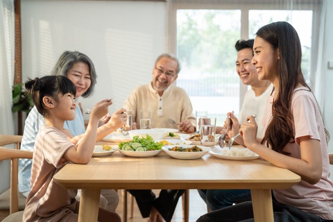 Nỗi lòng của những ‘đứa con bận rộn’ - Ảnh 1. Nỗi lòng của những ‘đứa con bận rộn’ - Ảnh 1.
