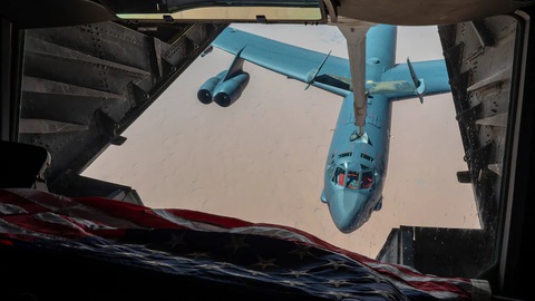 B-52 của Mỹ bay qua Trung Đông giữa lúc căng thẳng với Iran - Ảnh 1. B-52 của Mỹ bay qua Trung Đông giữa lúc căng thẳng với Iran - Ảnh 1.