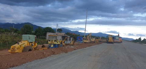 Các nhà thầu làm cao tốc cũng sốt ruột tìm dầu - Ảnh 2. Các nhà thầu làm cao tốc cũng sốt ruột tìm dầu - Ảnh 2.