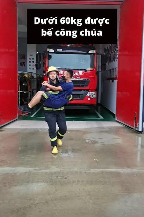 Cách anh lính cứu hỏa đưa người ra khỏi đám cháy theo cân nặng - Ảnh 1. Cách anh lính cứu hỏa đưa người ra khỏi đám cháy theo cân nặng - Ảnh 1.