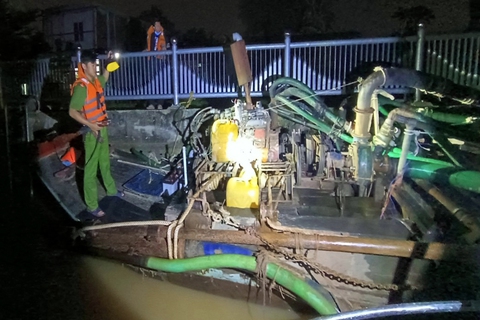 Bắt 4 tàu khai thác, vận chuyển cát trái phép trong đêm - Ảnh 1. Bắt 4 tàu khai thác, vận chuyển cát trái phép trong đêm - Ảnh 1.