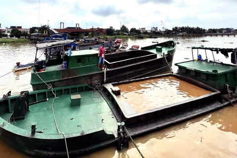 Bắt 4 tàu khai thác, vận chuyển cát trái phép trong đêm - Ảnh 2. Bắt 4 tàu khai thác, vận chuyển cát trái phép trong đêm - Ảnh 2.