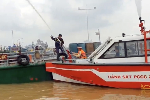 Cháy tàu chở xăng trên sông Đồng Nai, 5 ca nô chuyên dụng dập tắt kịp thời - Ảnh 2. Cháy tàu chở xăng trên sông Đồng Nai, 5 ca nô chuyên dụng dập tắt kịp thời - Ảnh 2.