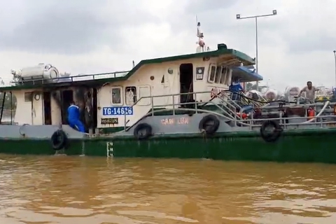 Cháy tàu chở xăng trên sông Đồng Nai, 5 ca nô chuyên dụng dập tắt kịp thời - Ảnh 1. Cháy tàu chở xăng trên sông Đồng Nai, 5 ca nô chuyên dụng dập tắt kịp thời - Ảnh 1.