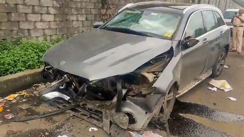 Ngồi sau xe không thắt dây an toàn, tỉ phú người Ấn Độ thiệt mạng - Ảnh 1. Ngồi sau xe không thắt dây an toàn, tỉ phú người Ấn Độ thiệt mạng - Ảnh 1.