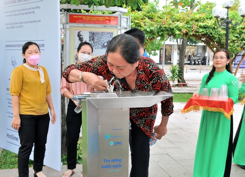 Huyện Củ Chi gắn trụ uống nước tại vòi ở bến xe, công viên - Ảnh 1. Huyện Củ Chi gắn trụ uống nước tại vòi ở bến xe, công viên - Ảnh 1.