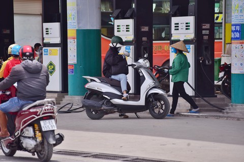 Vụ tước giấy phép 5 doanh nghiệp xăng dầu: Hàng ngàn cây xăng đóng cửa? - Ảnh 1. Vụ tước giấy phép 5 doanh nghiệp xăng dầu: Hàng ngàn cây xăng đóng cửa? - Ảnh 1.