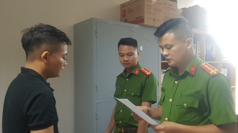 Khởi tố và bắt nam cán bộ quản lý thị trường vì hành vi đánh đập bạn gái dã man - Ảnh 1. Khởi tố và bắt nam cán bộ quản lý thị trường vì hành vi đánh đập bạn gái dã man - Ảnh 1.