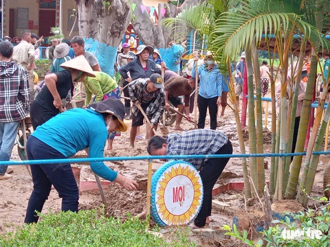 Thầy cô xứ Nghệ băng rừng, lội suối đến trường sau mưa lũ - Ảnh 4. Thầy cô xứ Nghệ băng rừng, lội suối đến trường sau mưa lũ - Ảnh 4.