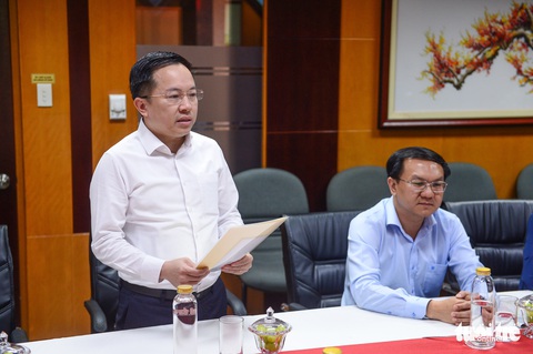Chủ tịch UBND TP.HCM khen thưởng đột xuất nhóm phóng viên báo Tuổi Trẻ sau loạt bài vẽ bậy - Ảnh 2. Chủ tịch UBND TP.HCM khen thưởng đột xuất nhóm phóng viên báo Tuổi Trẻ sau loạt bài vẽ bậy - Ảnh 2.