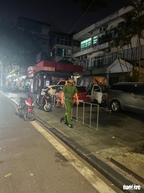 Cây xăng hết hàng, cây xăng tự phát bán ngay phía trước, mua bao nhiêu cũng có - Ảnh 4. Cây xăng hết hàng, cây xăng tự phát bán ngay phía trước, mua bao nhiêu cũng có - Ảnh 4.