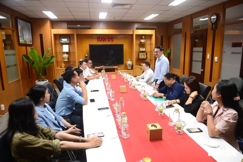 Chủ tịch UBND TP.HCM khen thưởng đột xuất nhóm phóng viên báo Tuổi Trẻ sau loạt bài vẽ bậy - Ảnh 3. Chủ tịch UBND TP.HCM khen thưởng đột xuất nhóm phóng viên báo Tuổi Trẻ sau loạt bài vẽ bậy - Ảnh 3.