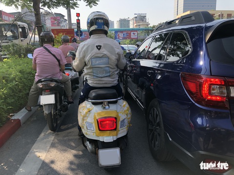 Vespa GTS Super 2023 chạy thử tại Việt Nam: Nhiều điểm mới, có trang bị tương tự Honda SH - Ảnh 1. Vespa GTS Super 2023 chạy thử tại Việt Nam: Nhiều điểm mới, có trang bị tương tự Honda SH - Ảnh 1.