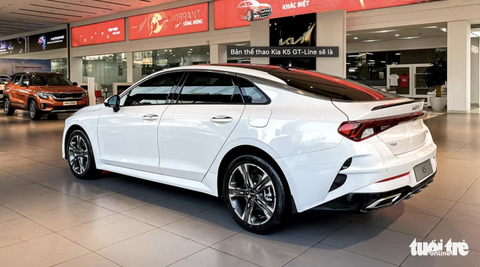 Kia K5 giảm giá tại đại lý, nỗ lực đua doanh số với Toyota Camry - Ảnh 3. Kia K5 giảm giá tại đại lý, nỗ lực đua doanh số với Toyota Camry - Ảnh 3.