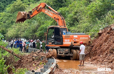 Thầy cô xứ Nghệ băng rừng, lội suối đến trường sau mưa lũ - Ảnh 3. Thầy cô xứ Nghệ băng rừng, lội suối đến trường sau mưa lũ - Ảnh 3.
