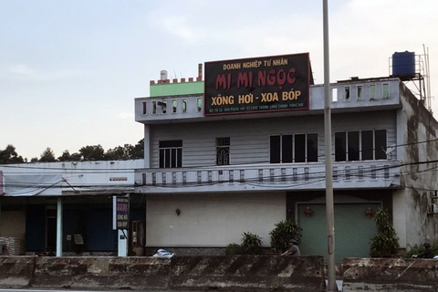 Khởi tố cha con chủ cơ sở massage mua bán, giam giữ nữ tiếp viên 15 tuổi - Ảnh 1. Khởi tố cha con chủ cơ sở massage mua bán, giam giữ nữ tiếp viên 15 tuổi - Ảnh 1.