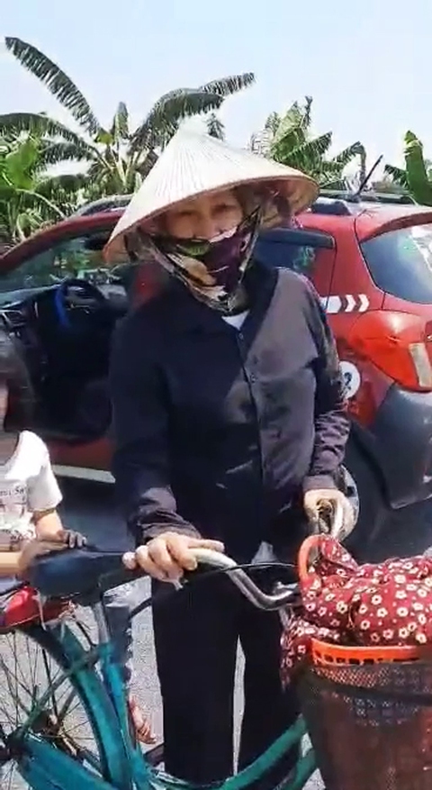 Chặn đón được một phụ nữ chở bé lớp 1 đi sau giờ tan học - Ảnh 1. Chặn đón được một phụ nữ chở bé lớp 1 đi sau giờ tan học - Ảnh 1.