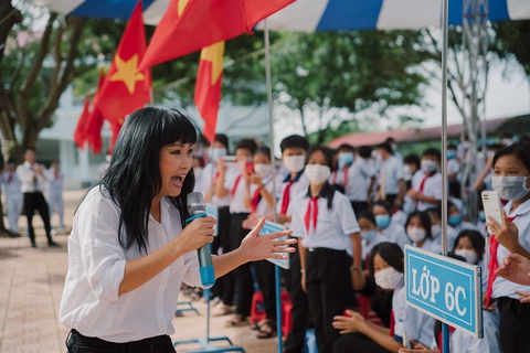 Cưng gì đâu, Phương Thanh vượt hàng trăm km dự lễ khai giảng trường làng - Ảnh 1. Cưng gì đâu, Phương Thanh vượt hàng trăm km dự lễ khai giảng trường làng - Ảnh 1.