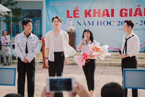Cưng gì đâu, Phương Thanh vượt hàng trăm km dự lễ khai giảng trường làng - Ảnh 4. Cưng gì đâu, Phương Thanh vượt hàng trăm km dự lễ khai giảng trường làng - Ảnh 4.