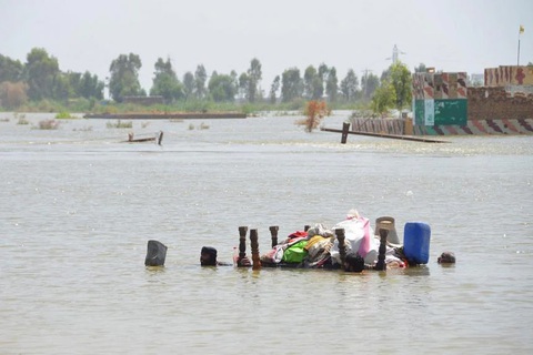 Lũ lụt khiến 1/3 Pakistan chìm trong nước, 1.300 người chết - Ảnh 1. Lũ lụt khiến 1/3 Pakistan chìm trong nước, 1.300 người chết - Ảnh 1.