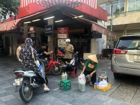Cây xăng hết hàng, cây xăng tự phát bán ngay phía trước, mua bao nhiêu cũng có - Ảnh 1. Cây xăng hết hàng, cây xăng tự phát bán ngay phía trước, mua bao nhiêu cũng có - Ảnh 1.