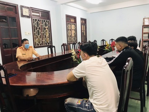 Bắt nhóm thanh thiếu niên tổ chức đua xe trên quốc lộ 1 - Ảnh 1. Bắt nhóm thanh thiếu niên tổ chức đua xe trên quốc lộ 1 - Ảnh 1.