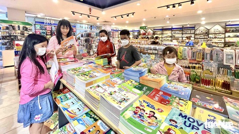 Nhà nước sẽ định giá tối đa với sách giáo khoa - Ảnh 1. Nhà nước sẽ định giá tối đa với sách giáo khoa - Ảnh 1.