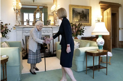 Nữ hoàng Anh bổ nhiệm bà Liz Truss làm thủ tướng - Ảnh 1. Nữ hoàng Anh bổ nhiệm bà Liz Truss làm thủ tướng - Ảnh 1.