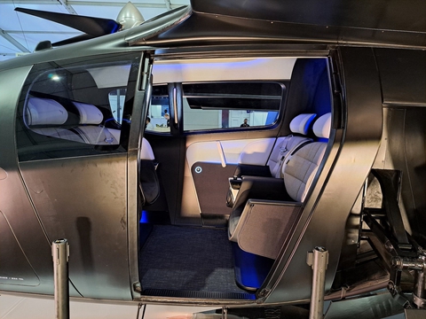 Bên trong taxi bay như xe sang trên bầu trời: Giải trí bằng cửa sổ lớn, chở 4 người vẫn rộng rãi - Ảnh 3. Bên trong taxi bay như xe sang trên bầu trời: Giải trí bằng cửa sổ lớn, chở 4 người vẫn rộng rãi - Ảnh 3.