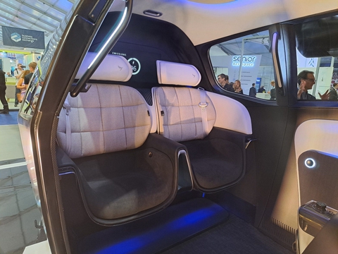 Bên trong taxi bay như xe sang trên bầu trời: Giải trí bằng cửa sổ lớn, chở 4 người vẫn rộng rãi - Ảnh 4. Bên trong taxi bay như xe sang trên bầu trời: Giải trí bằng cửa sổ lớn, chở 4 người vẫn rộng rãi - Ảnh 4.