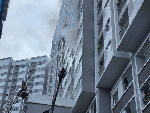 Cảnh sát điều xe thang dập tắt đám cháy tại căn hộ chung cư ở Bình Tân - Ảnh 1. Cảnh sát điều xe thang dập tắt đám cháy tại căn hộ chung cư ở Bình Tân - Ảnh 1.