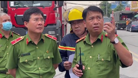 PCCC TP.HCM chi viện tìm kiếm nạn nhân vụ cháy quán karaoke ở Bình Dương - Ảnh 1. PCCC TP.HCM chi viện tìm kiếm nạn nhân vụ cháy quán karaoke ở Bình Dương - Ảnh 1.