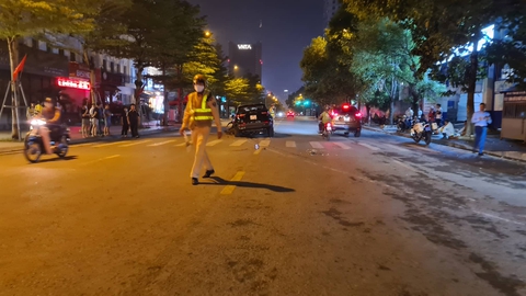 Xe tông liên hoàn trên phố Hà Nội, nhiều người bị thương - Ảnh 1. Xe tông liên hoàn trên phố Hà Nội, nhiều người bị thương - Ảnh 1.